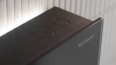 Geberit Monolith Plus toalettmodul skylleaktivering (© Geberit)