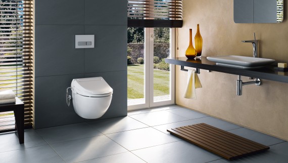 Geberit AquaClean 4000 i et mørkt baderom Geberit AquaClean 4000 i et mørkt baderom