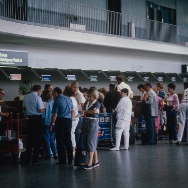 Passasjerer som venter i transittområdet til Terminal A i 1986 (© ETH-Bibliothek Zürich)