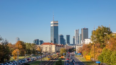 Varso Place with its 310-metre-high towerVarso Place med sitt 310 meter høye tårn vokter over hele Warszawa (© Aaron Hargreaves/Foster + Partners) watches over the whole of Warsaw (© Aaron Hargreaves/Foster + Partners)