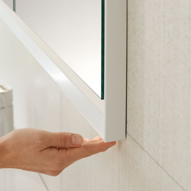 Enkel betjening av Geberit ONE speilskap Enkel betjening av Geberit ONE speilskap