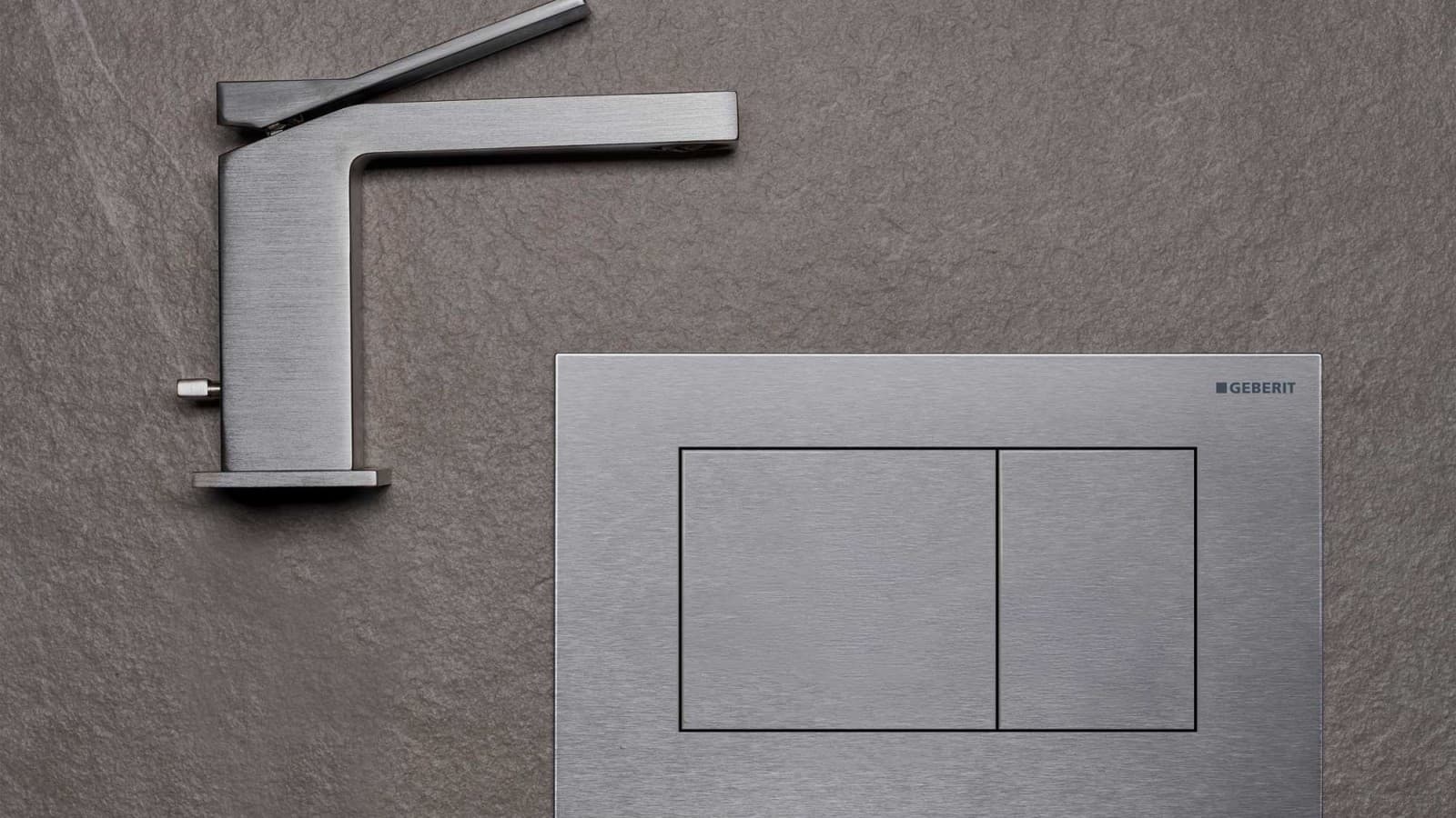 Geberit Sigma40 skiller seg ut med et klart, stramt design, og harmonerer perfekt med firkantede armaturer.