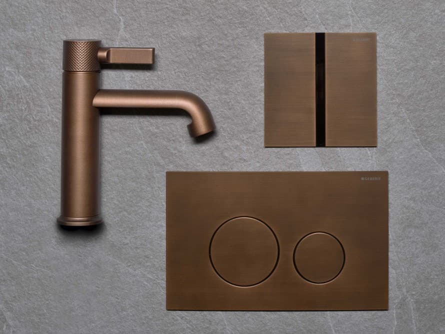 Geberit Sigma40 betjeningsplate og dekkplate type 40 med perfekt tilpasset overflate i børstet kobber.