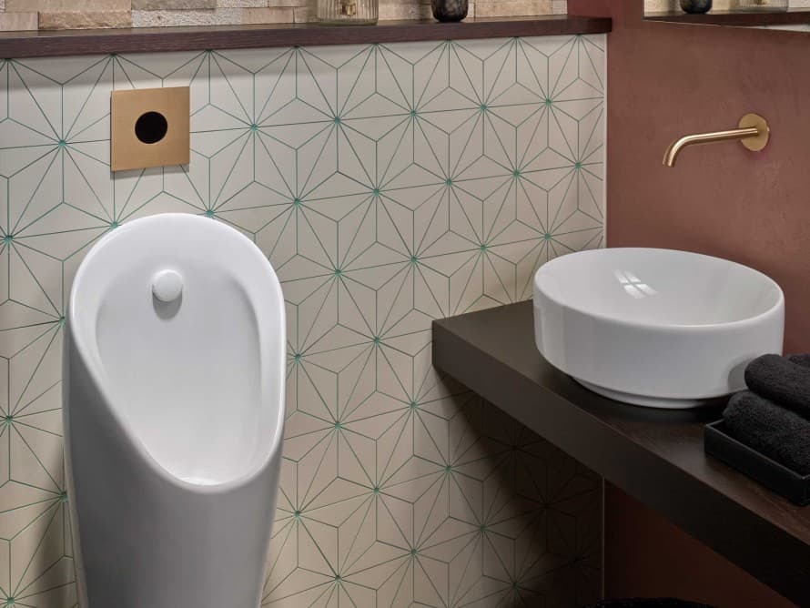 Dekkplate type 40 for urinal med berøringsfri skyllaktivering er tilpasset servantarmaturer fra ledende leverandører og gir et stilrent uttrykk.