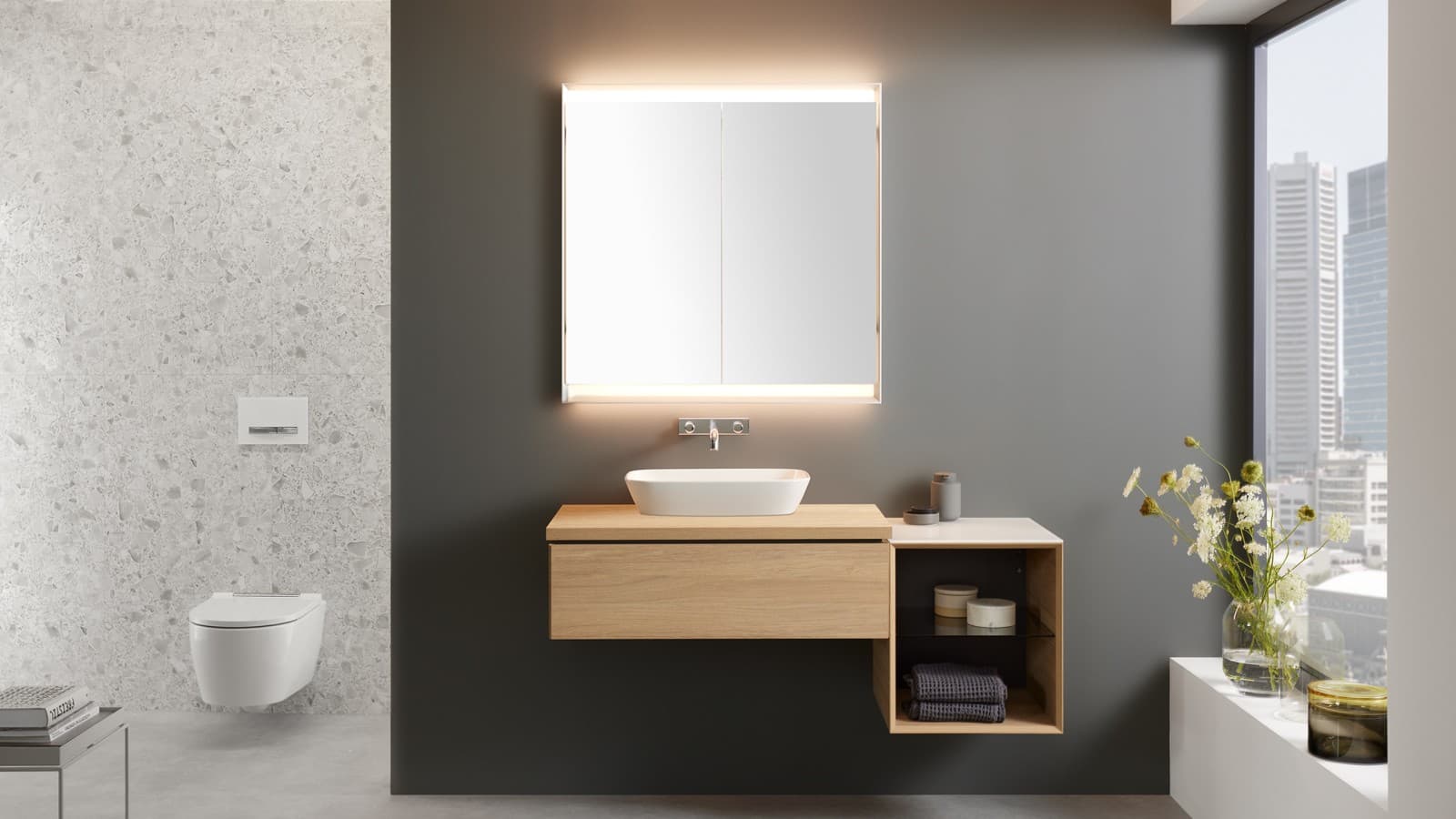 Geberit ONE baderom med speilskap (© Geberit) Geberit ONE baderom med speilskap (© Geberit)