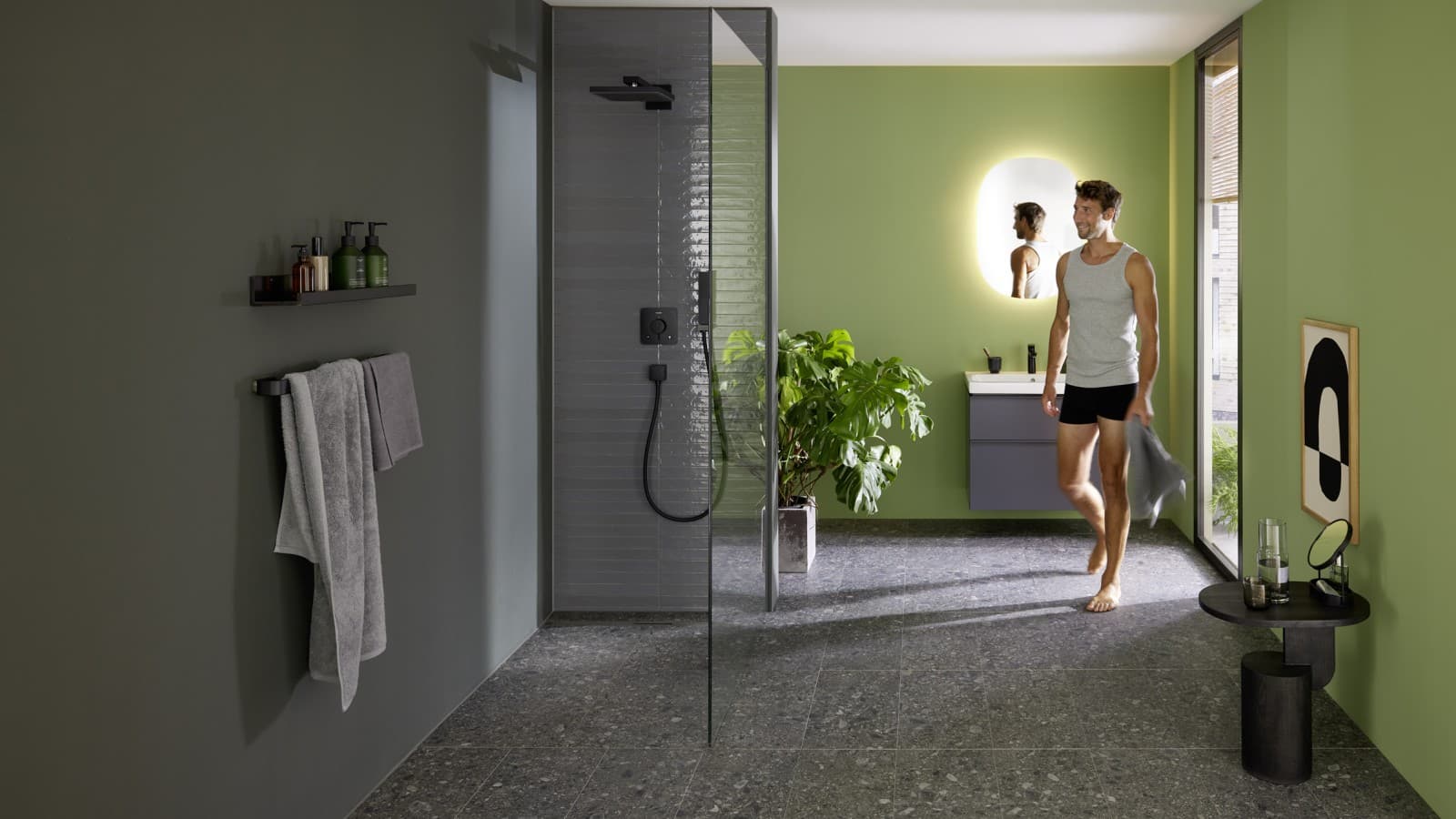 Mann på baderommet med Geberit CleanLine30 Mann på baderommet med Geberit CleanLine30
