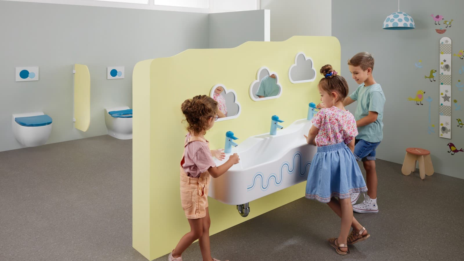 Barn som leker på et Geberit Bambini-bad Barn som leker på et Geberit Bambini-bad