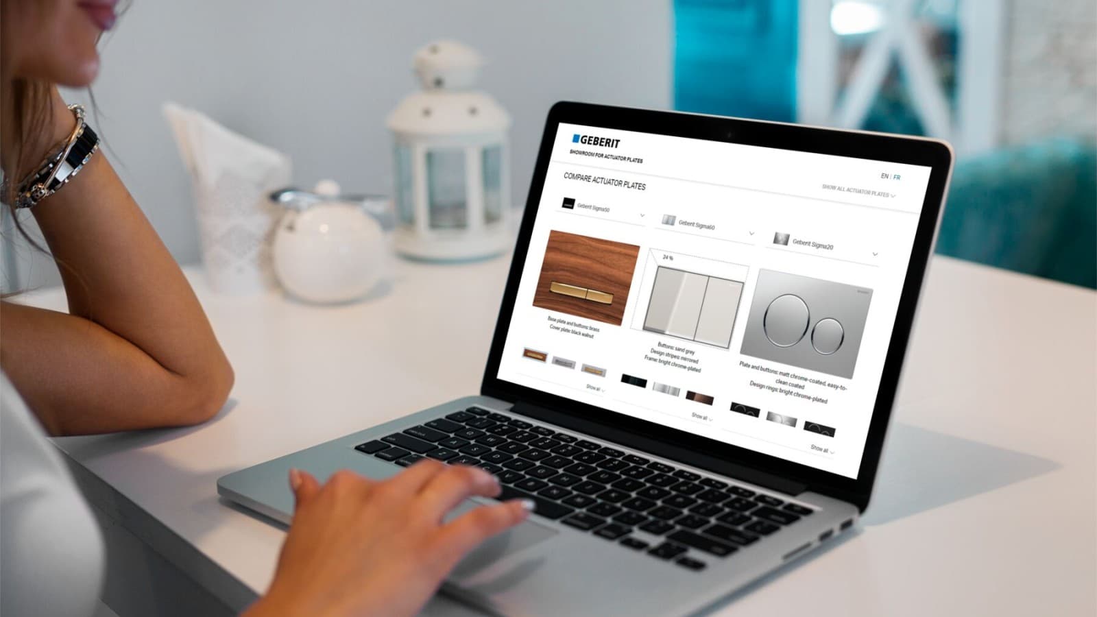 Kvinne sammenligner betjeningsplater fra Geberit Kvinne sammenligner betjeningsplater fra Geberit