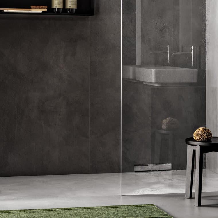 En gulvjevn dusj med veggsluk En gulvjevn dusj med veggsluk