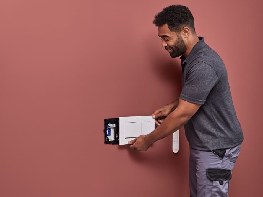 Person som installerer Geberit DuoFresh luktavsug. Person som installerer Geberit DuoFresh luktavsug.