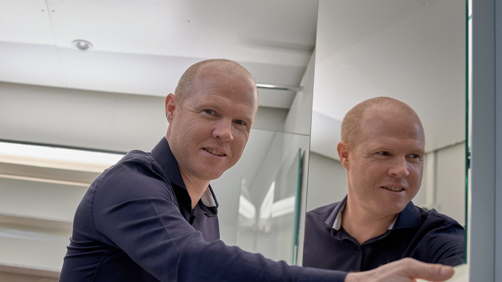 Lysekspert Andreas Janser i lyslaboratoriet ved Geberit hovedkvarter i Rapperswil-Jona, Sveits (© Geberit) Lysekspert Andreas Janser i lyslaboratoriet ved Geberit hovedkvarter i Rapperswil-Jona, Sveits (© Geberit)