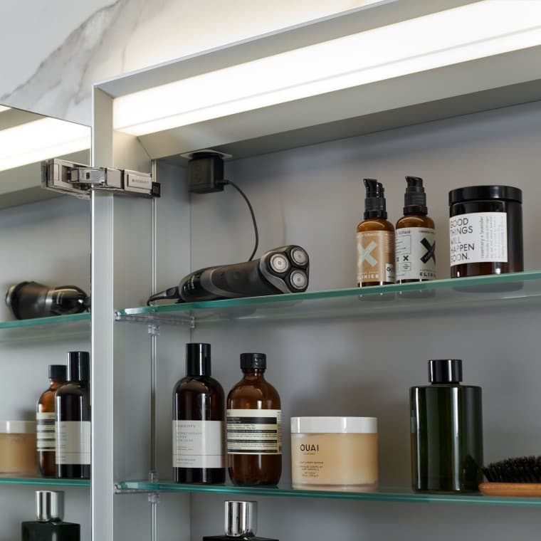 Åpnet Geberit speilskap med praktisk oppbevaring Åpnet Geberit speilskap med praktisk oppbevaring