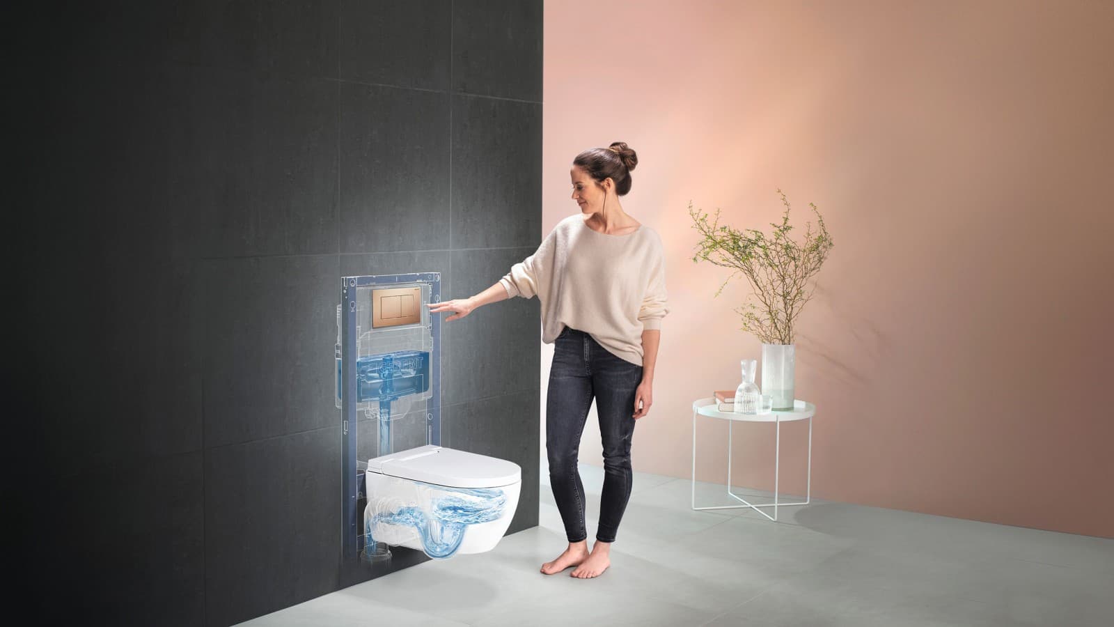 Kvinne ved siden av Geberit AquaClean Alba Kvinne ved siden av Geberit AquaClean Alba