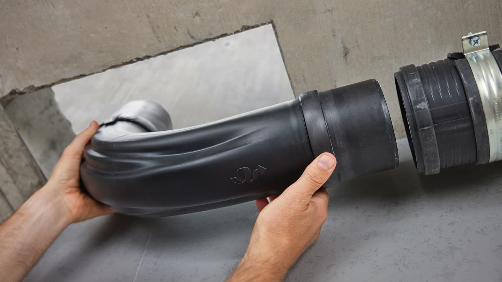 Geberit BottomTurn-bendet er raskere og enklere å montere enn to 45° bend. Geberit BottomTurn-bendet er raskere og enklere å montere enn to 45° bend.