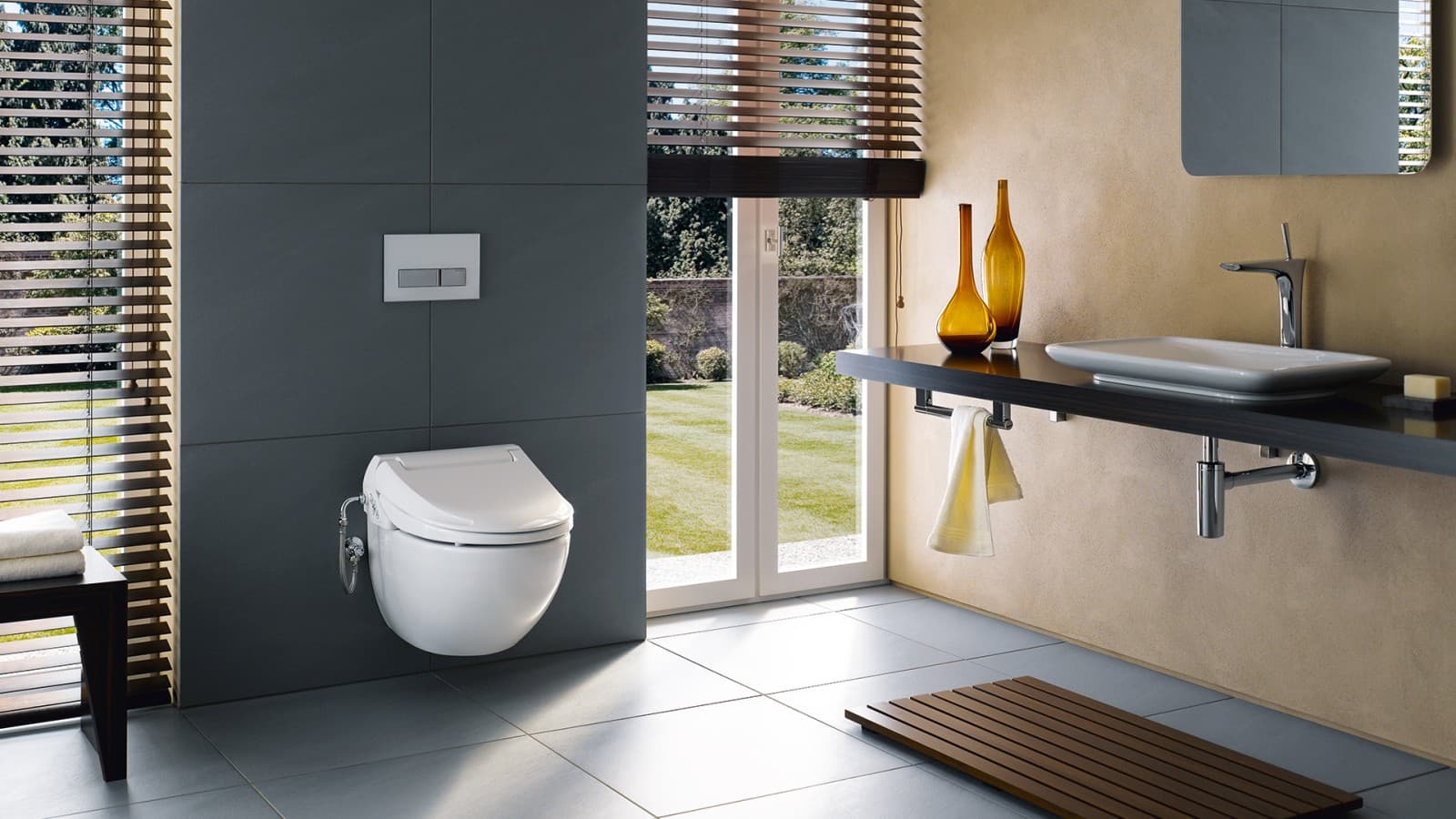 Geberit AquaClean 4000 i et mørkt baderom Geberit AquaClean 4000 i et mørkt baderom
