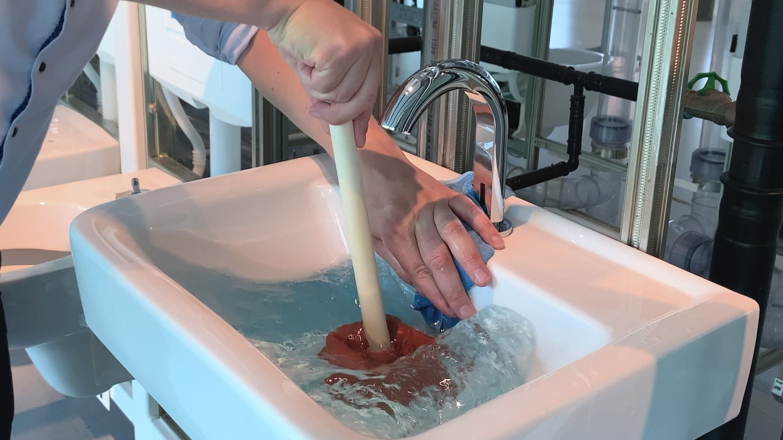 Dekk overløpshullet med hånden og en klut Dekk overløpshullet med hånden og en klut