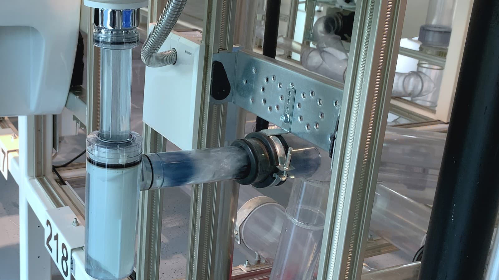 Hindringen løsner og skylles bort Hindringen løsner og skylles bort