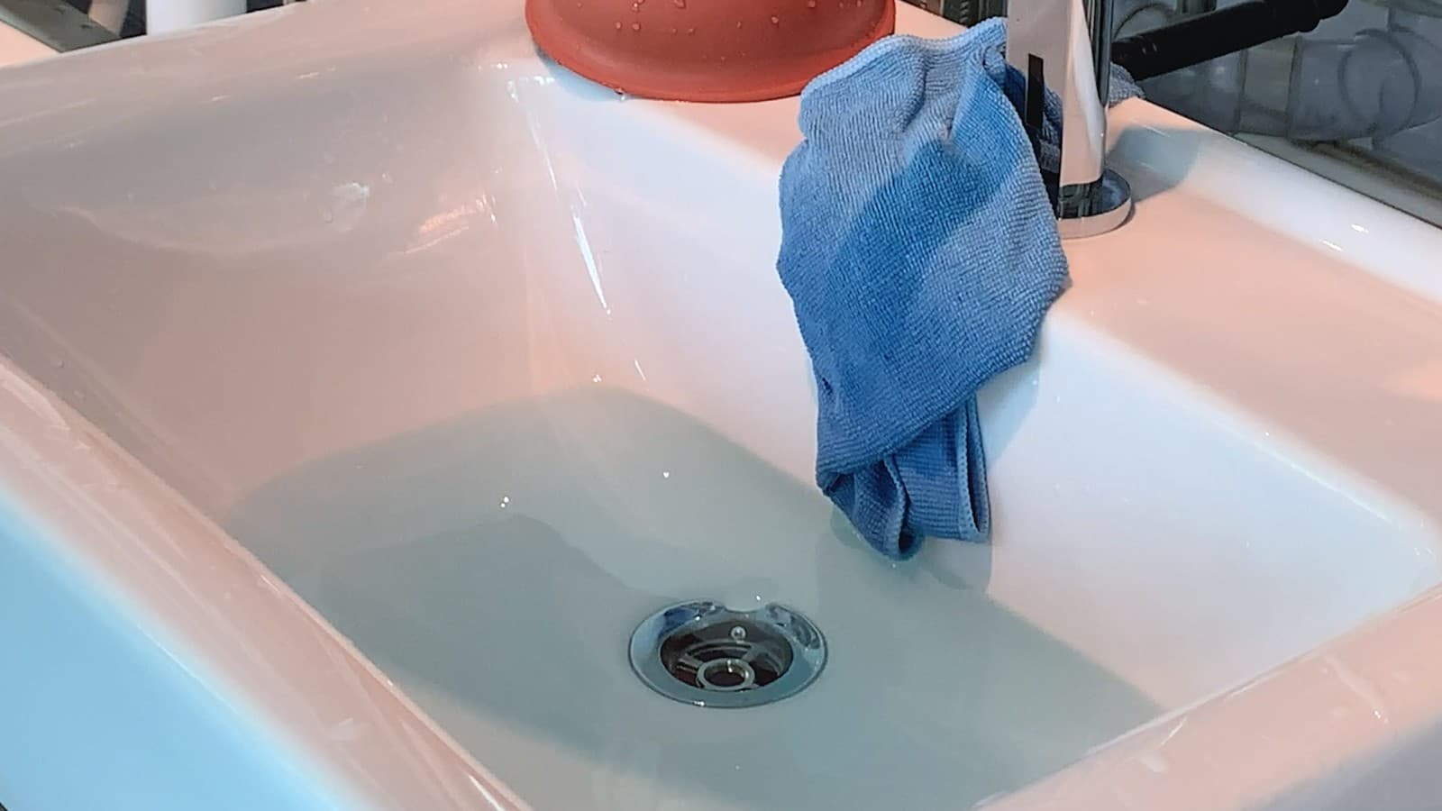 Vannet renner ut av servanten Vannet renner ut av servanten