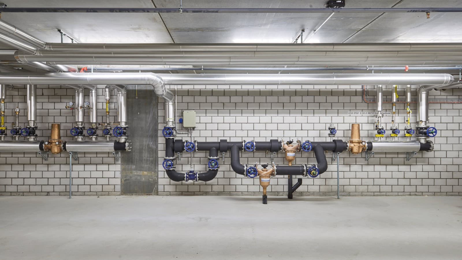 Sentralt vannbehandlingsanlegg for distribusjon av drikkevann som sikrer pålitelig vannforsyning til anlegget med Geberit Mapress syrefast stål. Sentralt vannbehandlingsanlegg for distribusjon av drikkevann som sikrer pålitelig vannforsyning til anlegget med Geberit Mapress syrefast stål.
