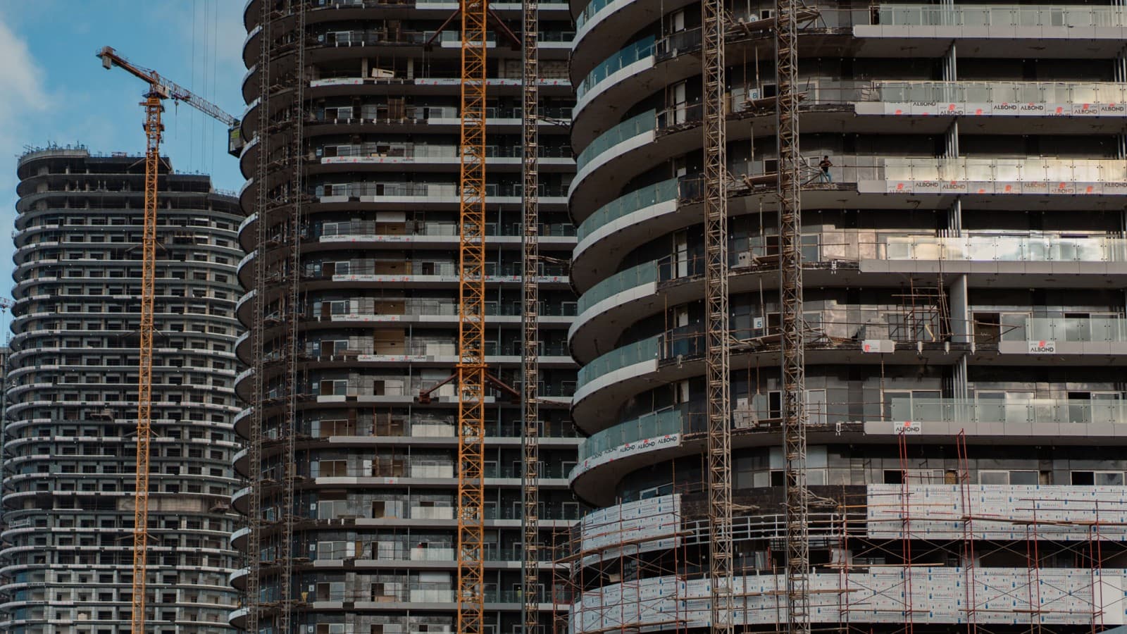 New Alamein City består av 18 tårn New Alamein City består av 18 tårn