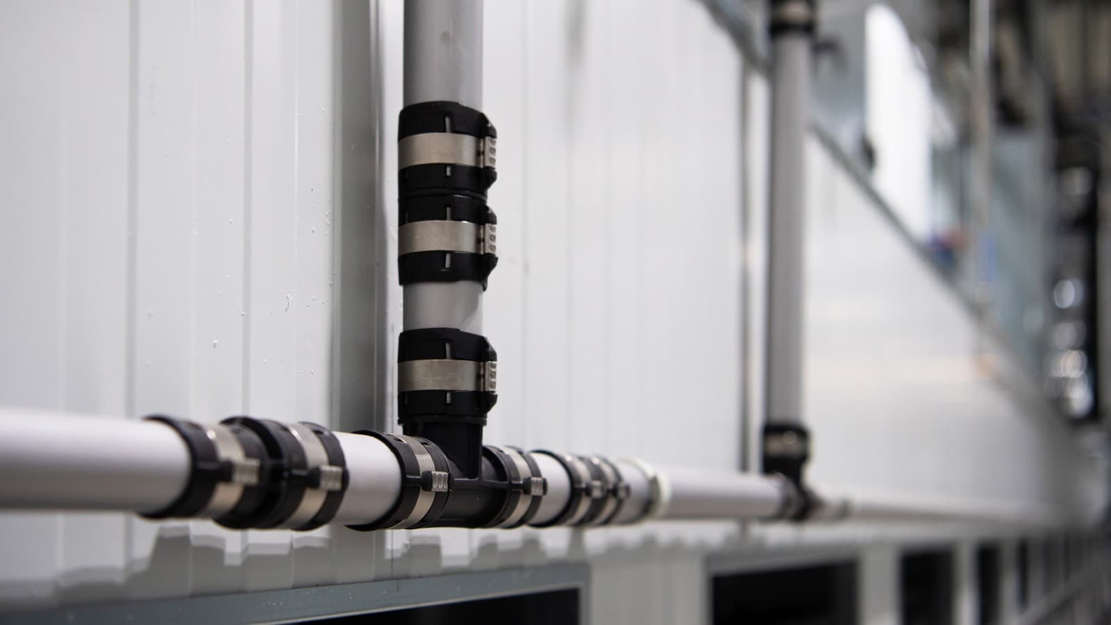 De sølvgrå rørene i Geberit FlowFit harmonerer perfekt med hallens fargekonsept. De sølvgrå rørene i Geberit FlowFit harmonerer perfekt med hallens fargekonsept.