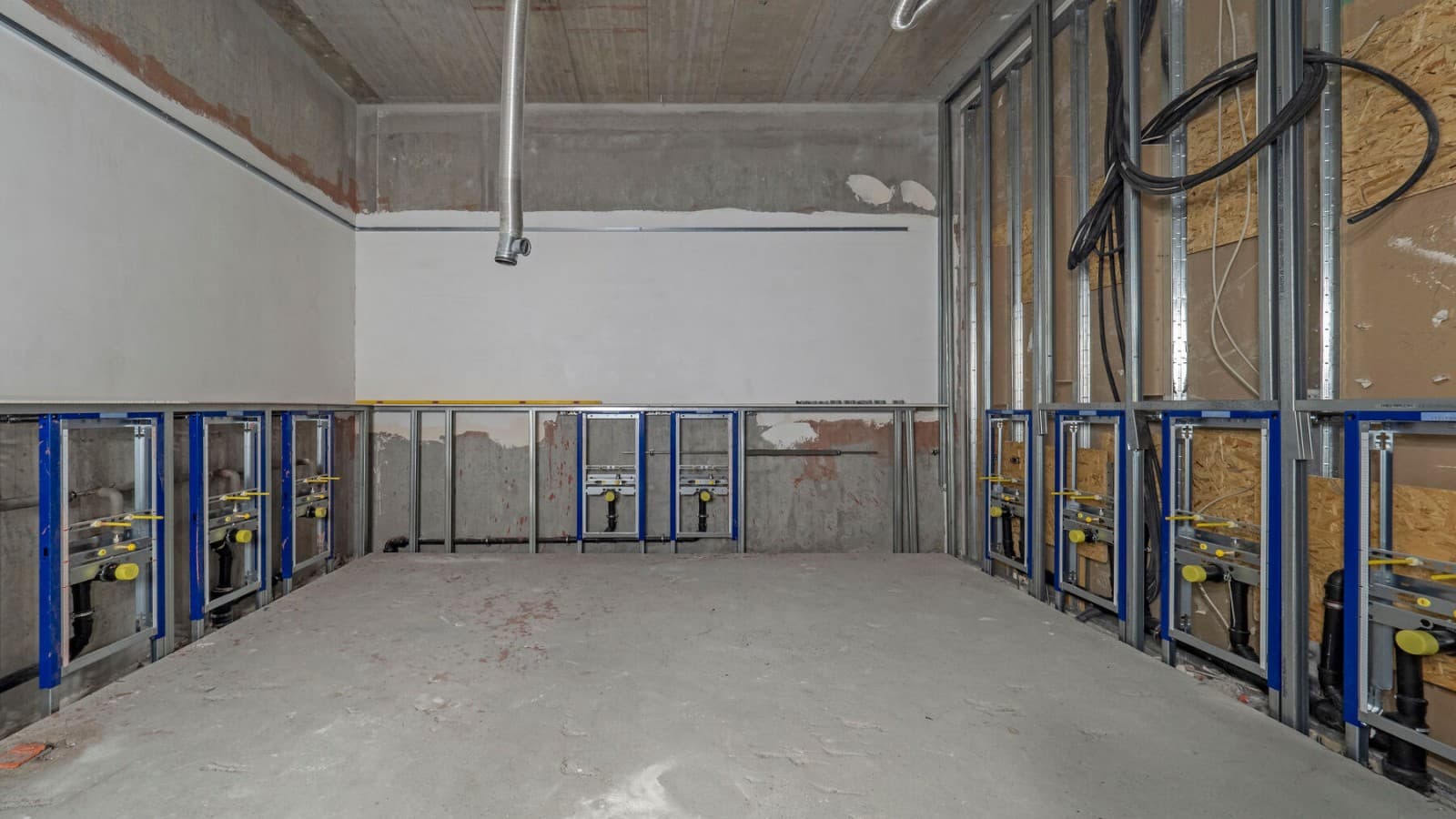 Sanitæranlegg i Hall 12 under installasjonsfasen Sanitæranlegg i Hall 12 under installasjonsfasen