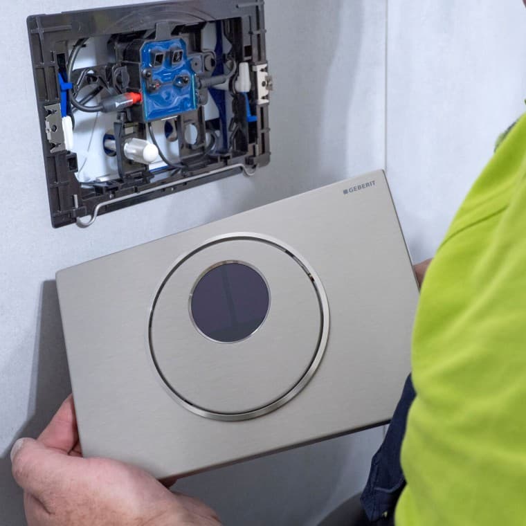Installasjon av Geberit Sigma10 betjeningsplate Installasjon av Geberit Sigma10 betjeningsplate
