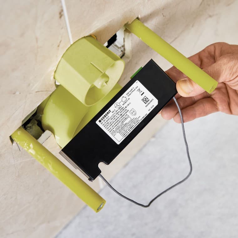 Plug-and-play: Strømforsyningsenheten plugges inn av en rørlegger. Elektriker er ikke nødvendig. Plug-and-play: Strømforsyningsenheten plugges inn av en rørlegger. Elektriker er ikke nødvendig.