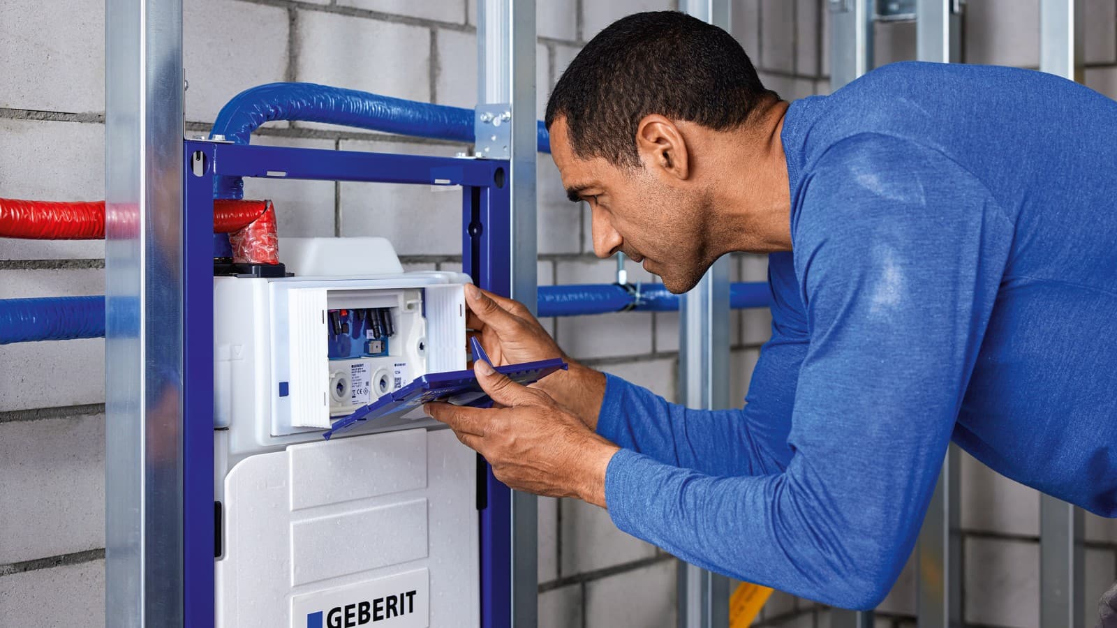 En Geberit innbygingssisterne med HS30 hygieneskyll-enhet installert i Geberit Duofix-systemet (© Geberit). En Geberit innbygingssisterne med HS30 hygieneskyll-enhet installert i Geberit Duofix-systemet (© Geberit).