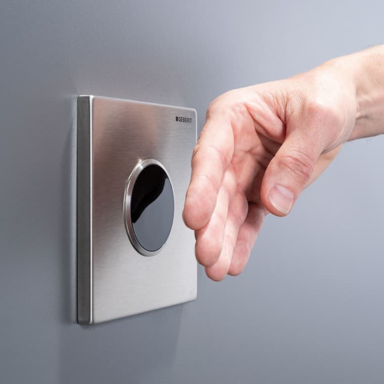 Berøringsfri urinalstyring med infrarød brukerregistrering sørger for behovsbasert programmering og pålitelig spylingsaktivering Berøringsfri urinalstyring med infrarød brukerregistrering sørger for behovsbasert programmering og pålitelig spylingsaktivering