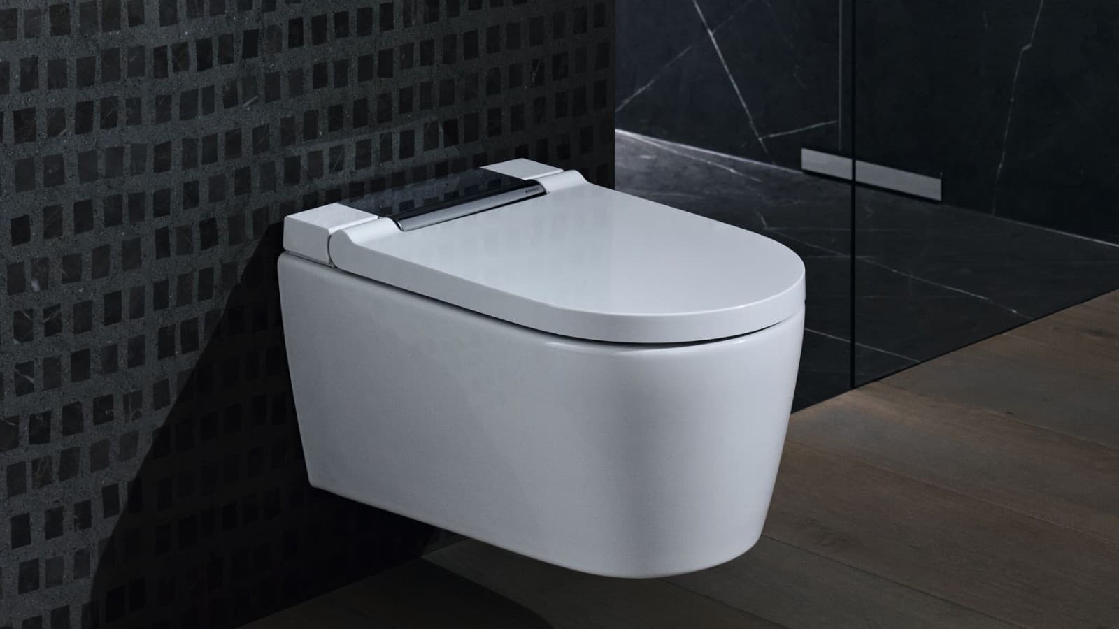 Dusjtoalettet Geberit AquaClean Sela Krom på et sort baderom Dusjtoalettet Geberit AquaClean Sela Krom på et sort baderom
